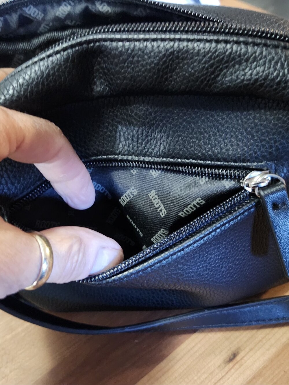 Mint Condition Roots Black Pebbled Vegan Leather Crossbody Bag. - Picture 5 of 15